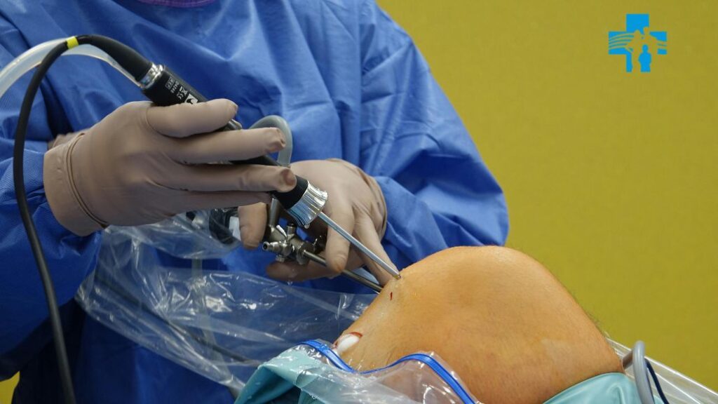 Patient consultation with the knee replacement surgeon at Max Shalimar Bagh, Delhi